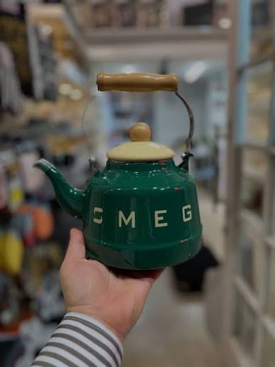 کتری لعابی طرح اسمگ SMEG سبز با درب کرم گنجایش 2.5 4 کتری لعابی طرح اسمگ SMEG سبز با درب کرم گنجایش 2.5