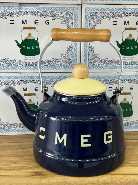 کتری لعابی طرح اسمگ SMEG سرمه ای با درب کرم گنجایش 2.5 4 کتری لعابی طرح اسمگ SMEG سرمه ای با درب کرم گنجایش 2.5