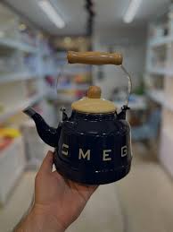 کتری لعابی طرح اسمگ SMEG سرمه ای با درب کرم گنجایش 2.5 3 کتری لعابی طرح اسمگ SMEG سرمه ای با درب کرم گنجایش 2.5