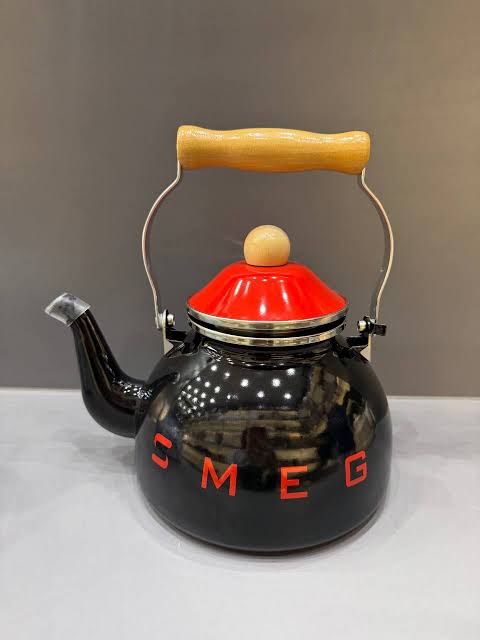 کتری لعابی طرح اسمگ SMEG سوت دار مشکی با درب قرمز گنجایش 2.5 1 کتری لعابی طرح اسمگ SMEG سوت دار مشکی با درب قرمز گنجایش 2.5