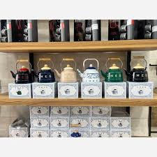 کتری لعابی طرح اسمگ SMEG سبز با درب کرم گنجایش 2.5 5 کتری لعابی طرح اسمگ SMEG سبز با درب کرم گنجایش 2.5